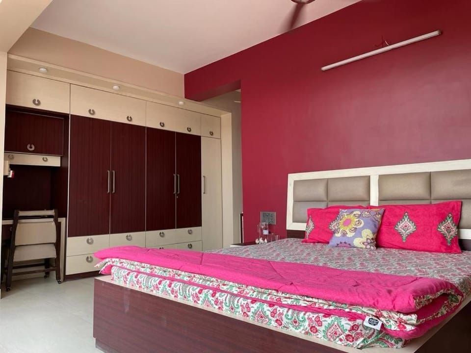 Photo of the whole room, Bedroom