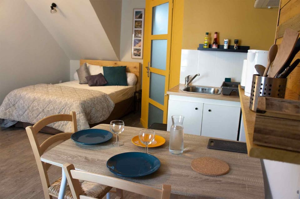 Kitchen or kitchenette, Dining area