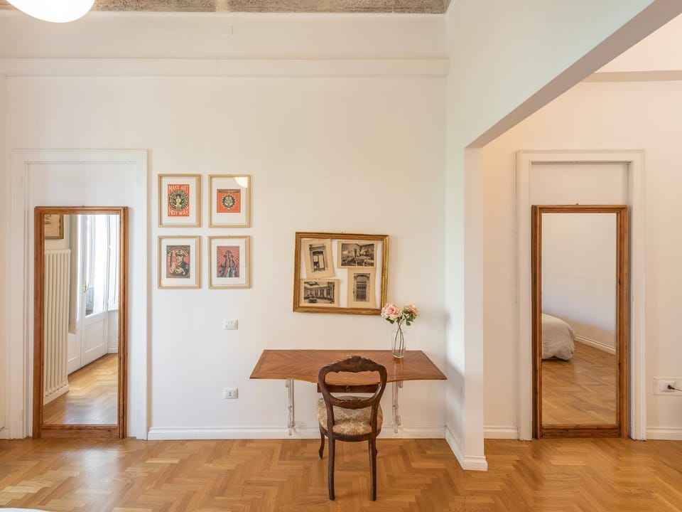 Photo of the whole room, Decorative detail