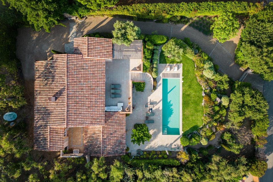 Property building, Balcony/Terrace, Garden view, Garden view, Swimming pool, Swimming pool, Parking