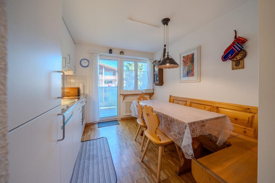 Kitchen or kitchenette, Seating area, Dining area