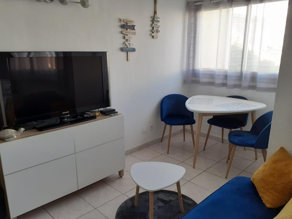 Communal lounge/ TV room, Living room, Seating area