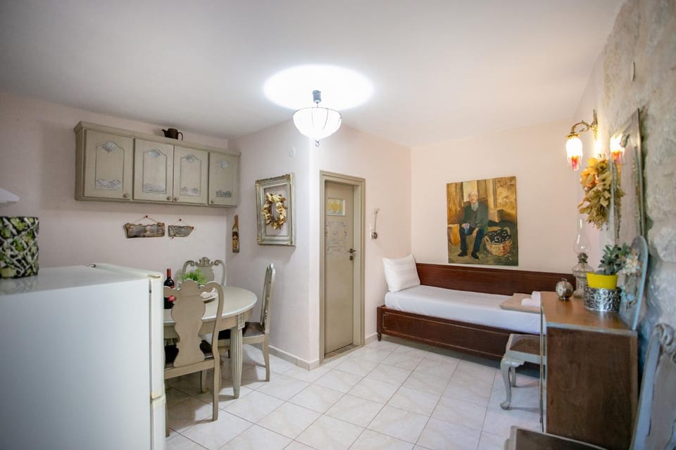 Bed, Kitchen or kitchenette, Living room, Photo of the whole room, Seating area, Dining area