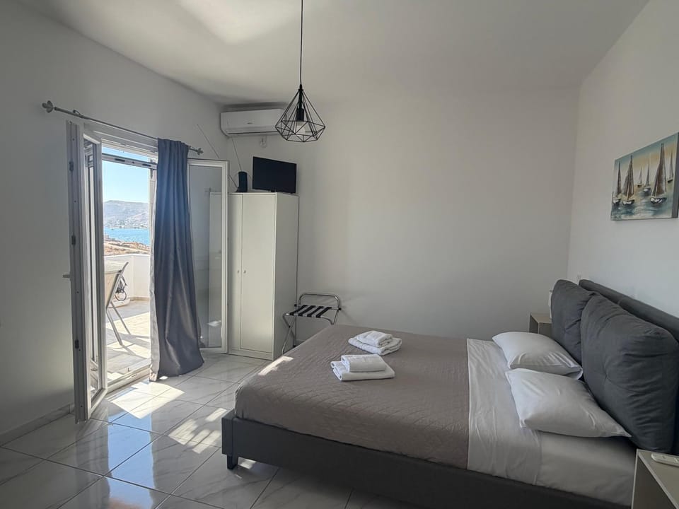 Bed, TV and multimedia, Photo of the whole room, Bedroom, towels, air conditioner