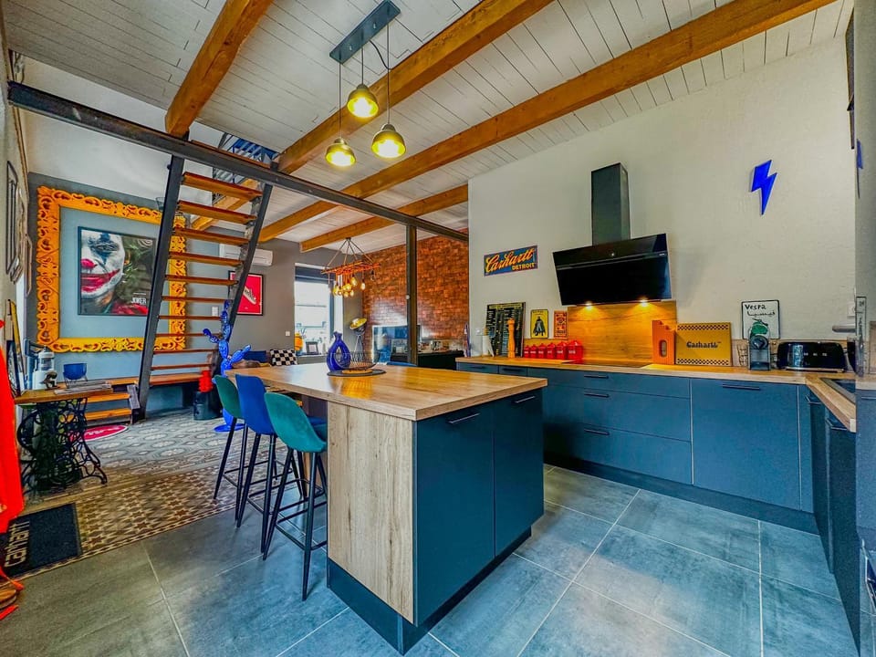 Communal lounge/ TV room, TV and multimedia, Kitchen or kitchenette, Living room, Seating area, Dining area