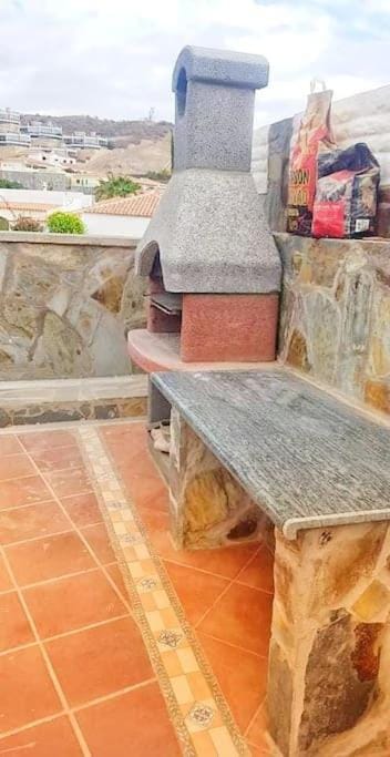 The perfect place to relax Bedroom with hot tub, beautiful tropical garden area. Bbq and big open spaces through all the house.It is located in a quiet place, but still 5 min away from the touristic Puerto Rico and walking distance from the beach Apartment in Comarca Sur