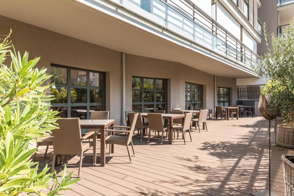 Property building, Patio, Restaurant/places to eat, Day, View (from property/room), Balcony/Terrace, Banquet/Function facilities