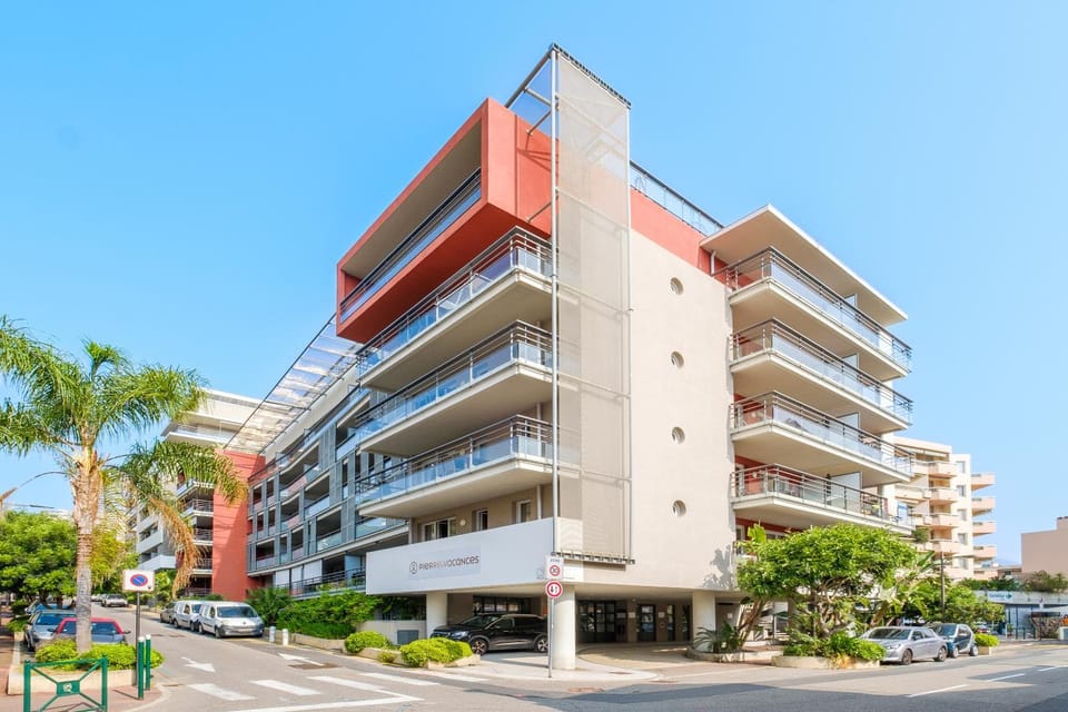 Property building, Day, Location