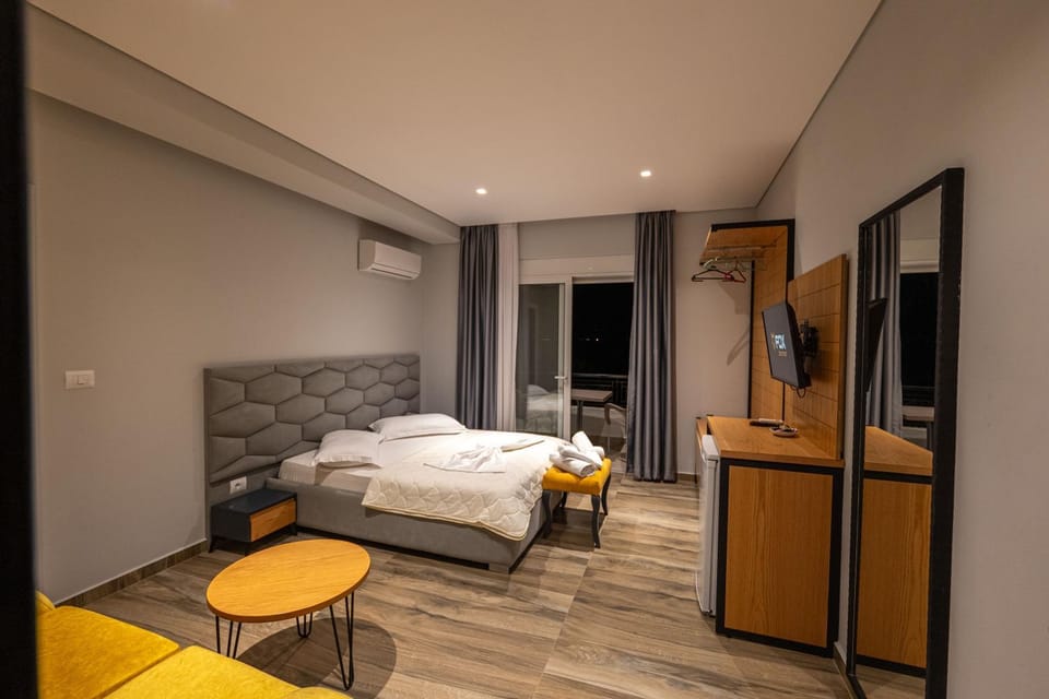 Seating area, Bedroom, towels, air conditioner