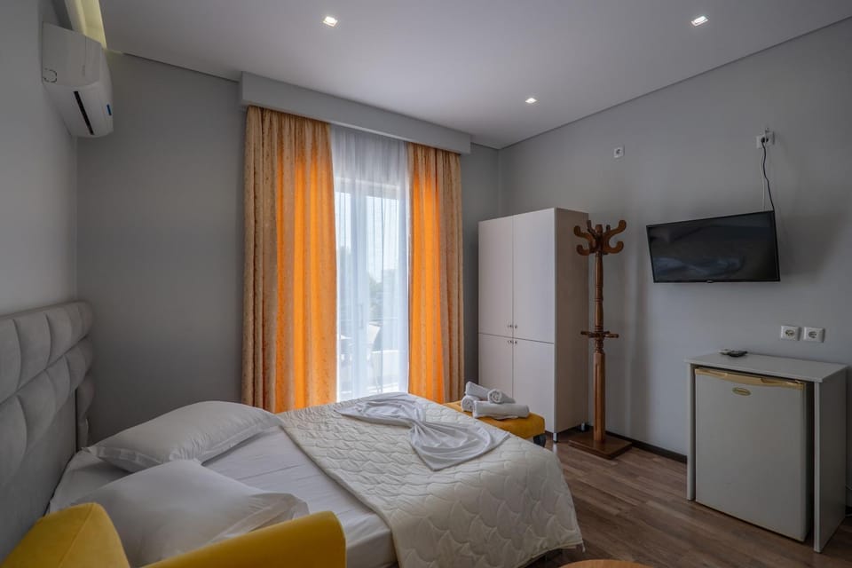 Bed, TV and multimedia, air conditioner