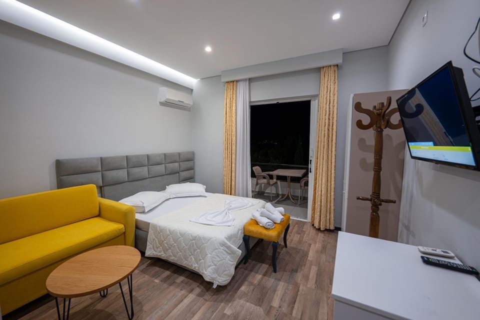 Bed, TV and multimedia, Photo of the whole room, Bedroom