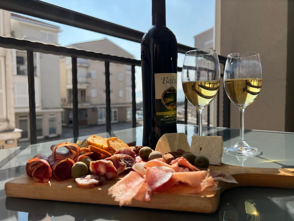 Balcony/Terrace, Food and drinks, Alcoholic drinks