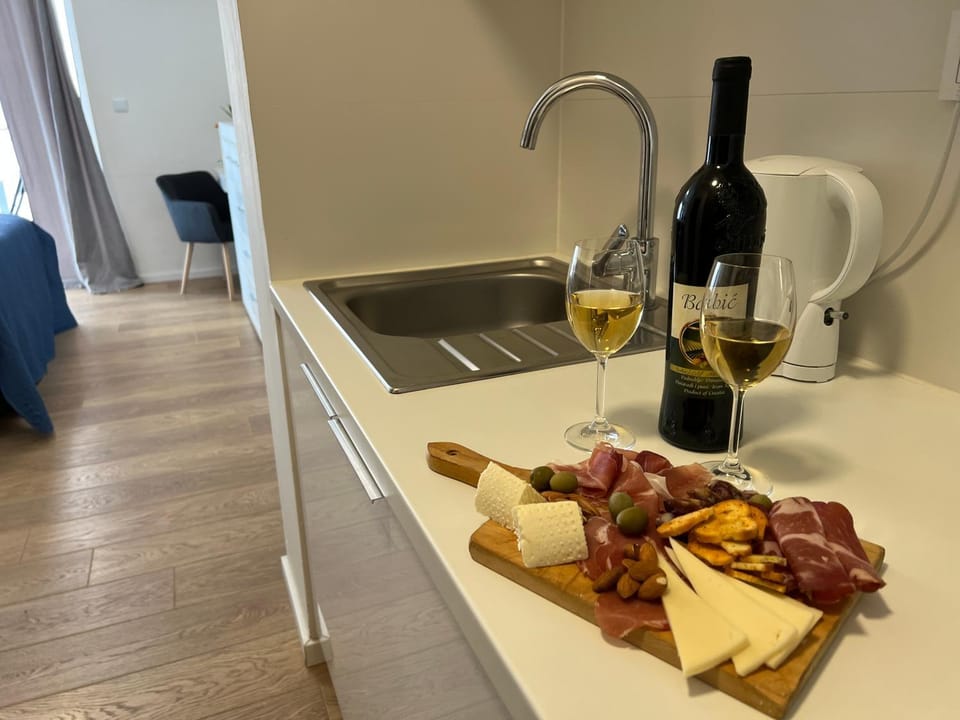 Property building, Kitchen or kitchenette, Food and drinks