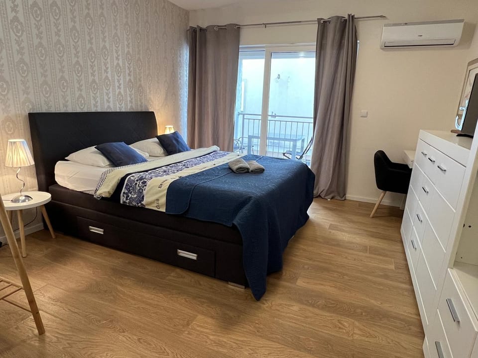 Bed, Photo of the whole room, Bedroom, air conditioner