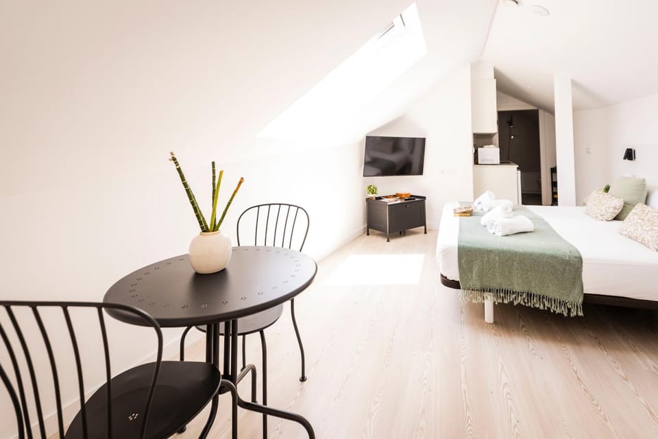 Bed, TV and multimedia, Photo of the whole room, Seating area, Bedroom