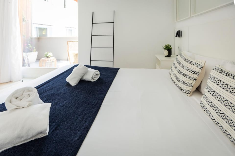 Photo of the whole room, towels