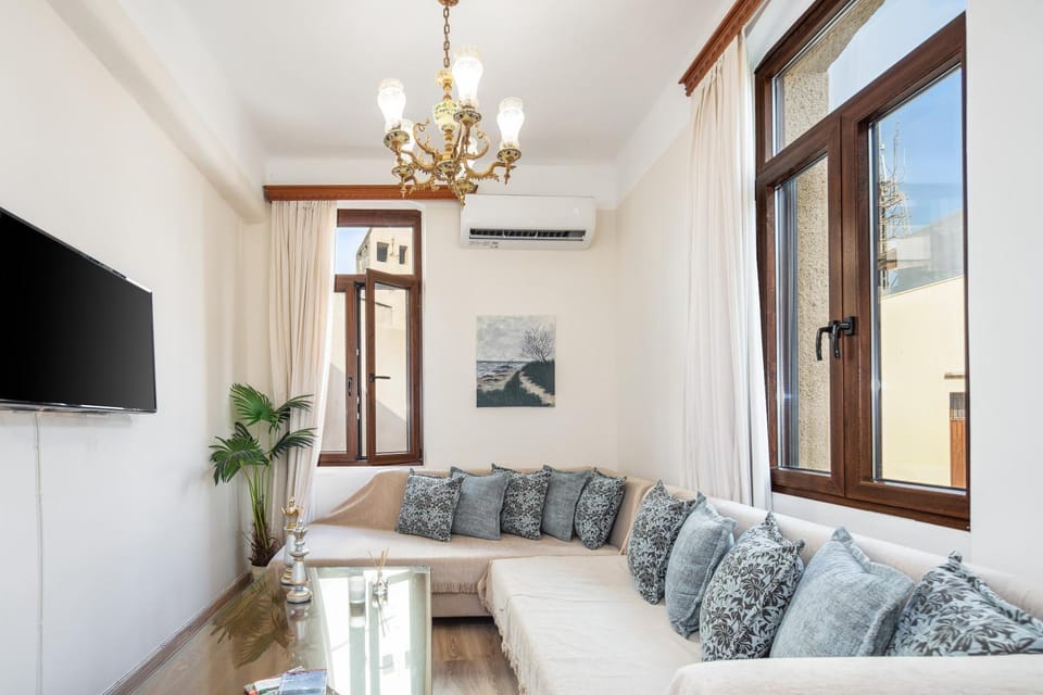 TV and multimedia, Living room, Seating area, air conditioner