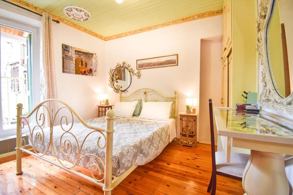 Bed, Photo of the whole room