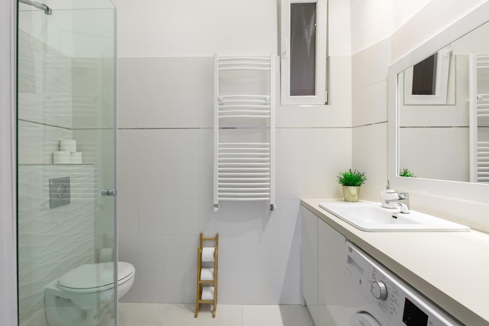 Shower, Toilet, Bathroom, heating, towels, washing machine