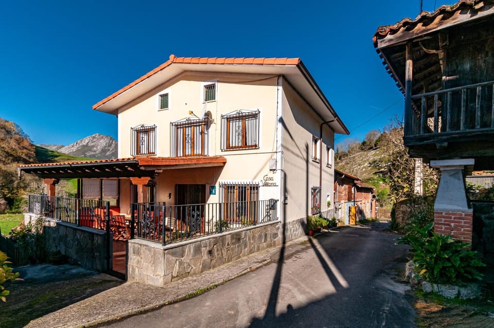 Facade/entrance, Balcony/Terrace