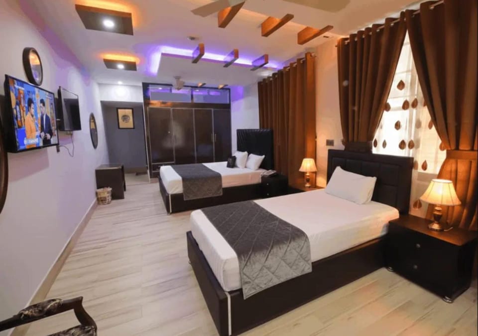 Communal lounge/ TV room, TV and multimedia, Living room, Photo of the whole room, Seating area, Bedroom