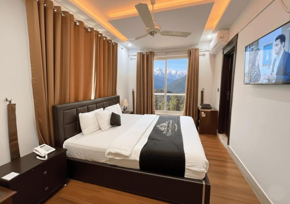 Bed, TV and multimedia, Photo of the whole room, Bedroom