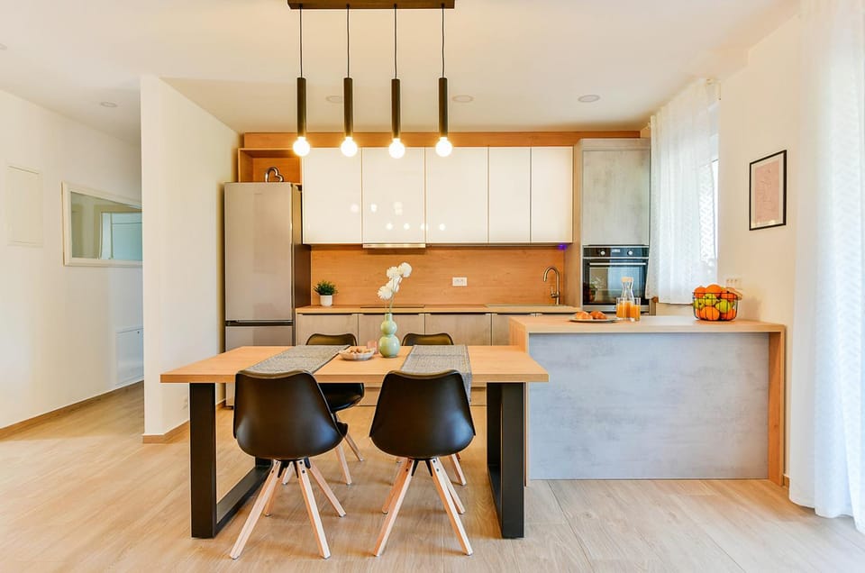 Kitchen or kitchenette, Dining area