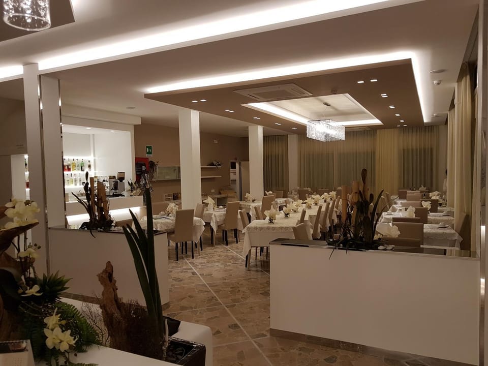 Restaurant/places to eat, Lounge or bar