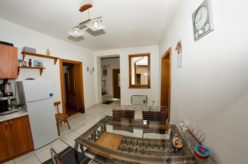 Dining area, kitchen