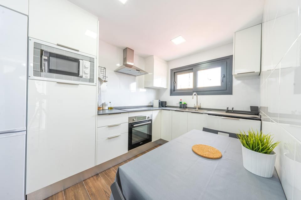 Kitchen or kitchenette, Dining area, dishwasher, minibar, oven, pet friendly, stove, toaster
