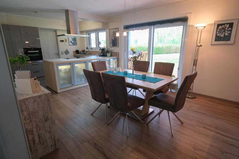 Dining area, kitchen
