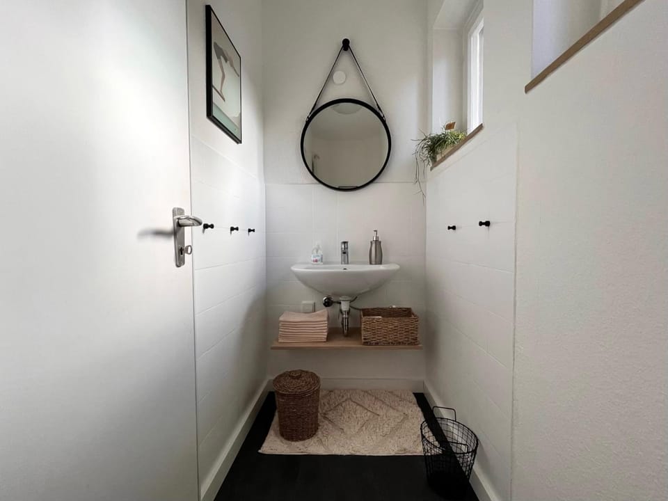 Toilet, towels