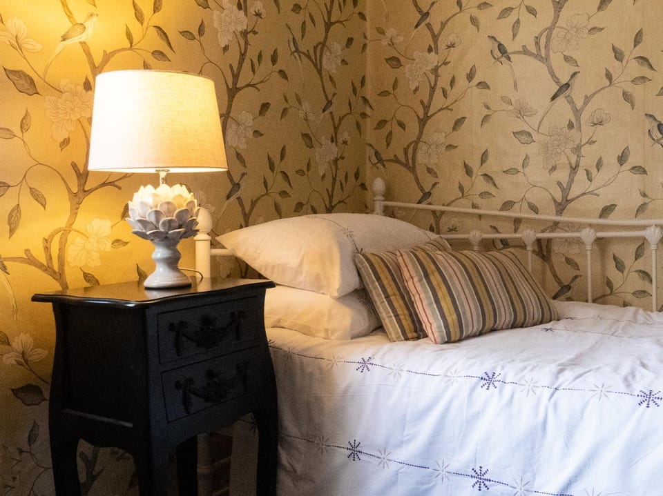 Bed, Decorative detail, Bedroom, Family, hair dresser