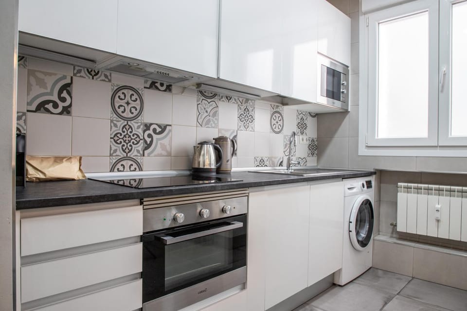 Kitchen or kitchenette, dishwasher, minibar, stove