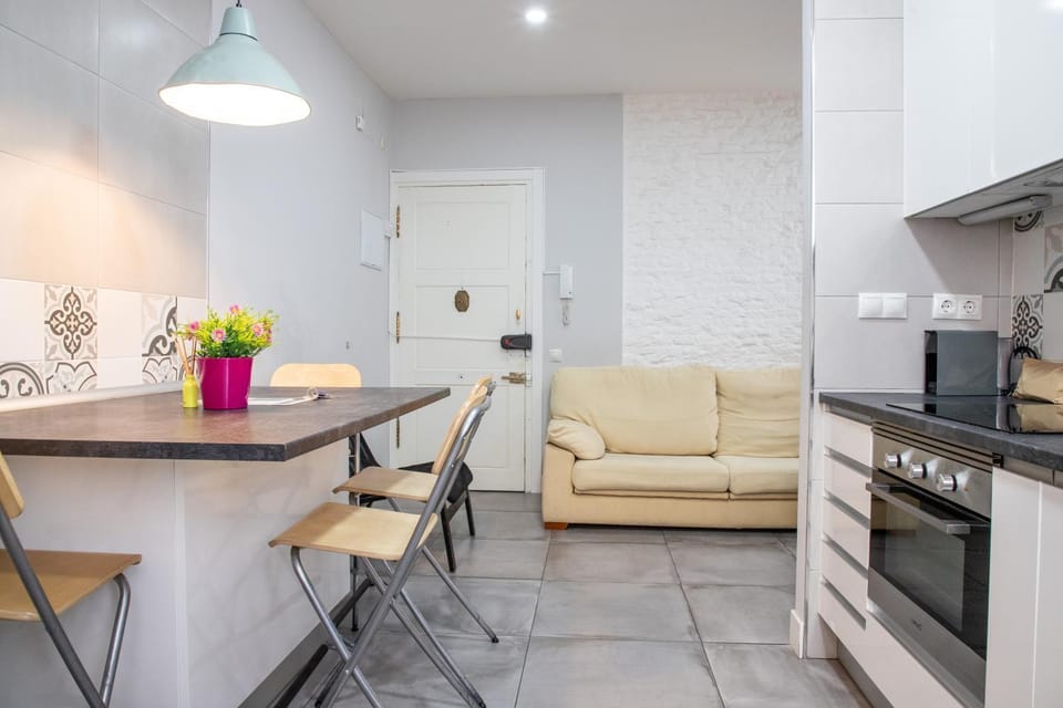 Kitchen or kitchenette, Living room, Dining area, oven, pet friendly, stove
