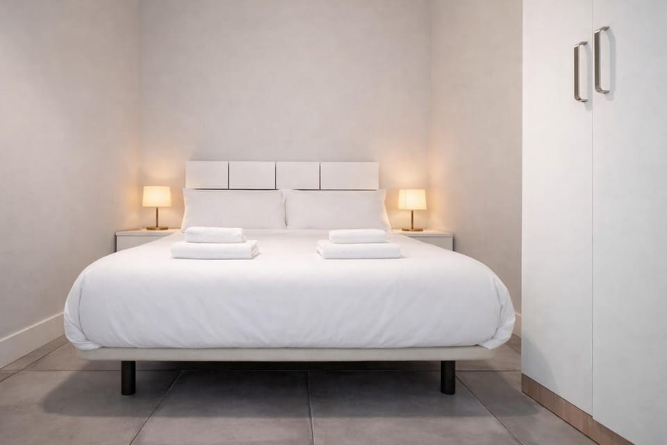 Bed, Bedroom, towels