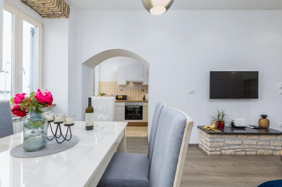 TV and multimedia, Living room, Seating area, Dining area