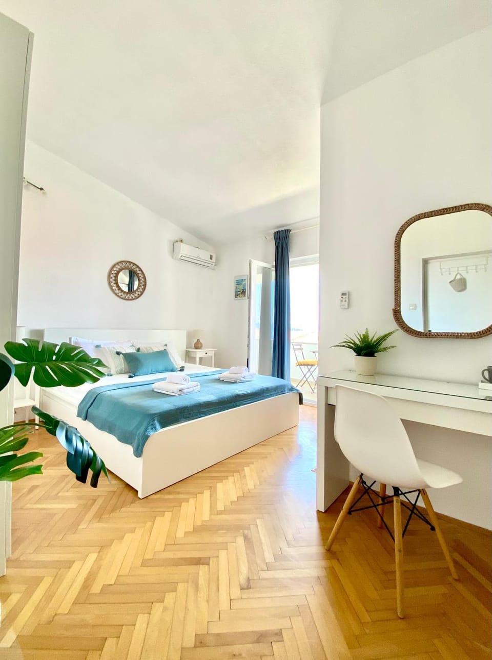 Bed, Balcony/Terrace, Seating area, Bedroom, air conditioner