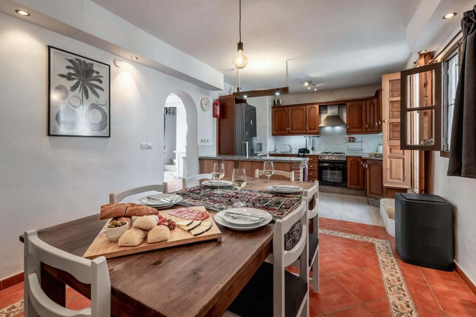 Dining area, kitchen