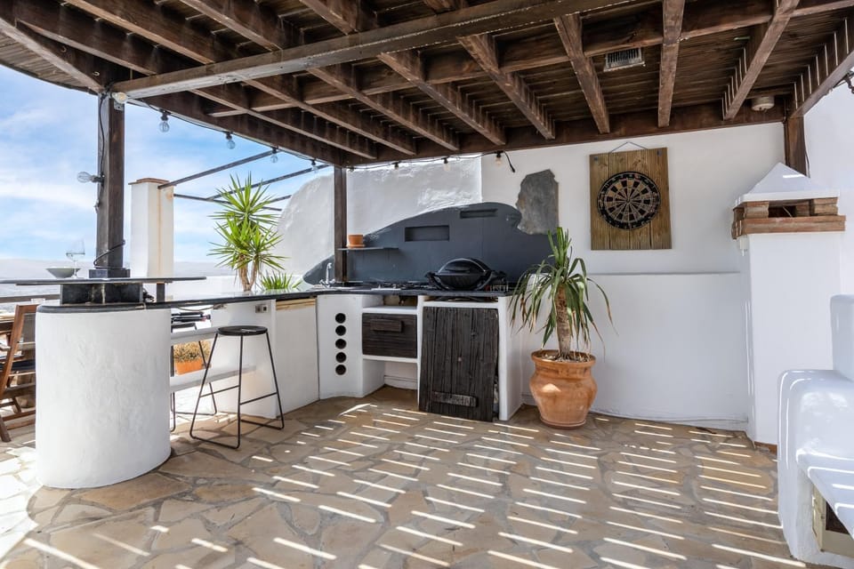BBQ facilities, Balcony/Terrace, Kitchen or kitchenette, Lake view, Mountain view, Street view
