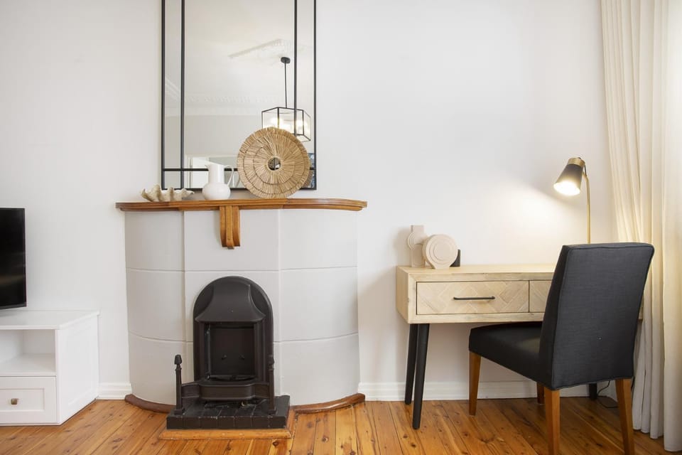 Coastal Living Just Metres From Coogee Beach Apartment in Sydney