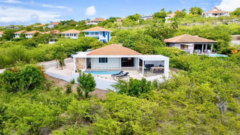 Property building, Natural landscape, Balcony/Terrace, Swimming pool