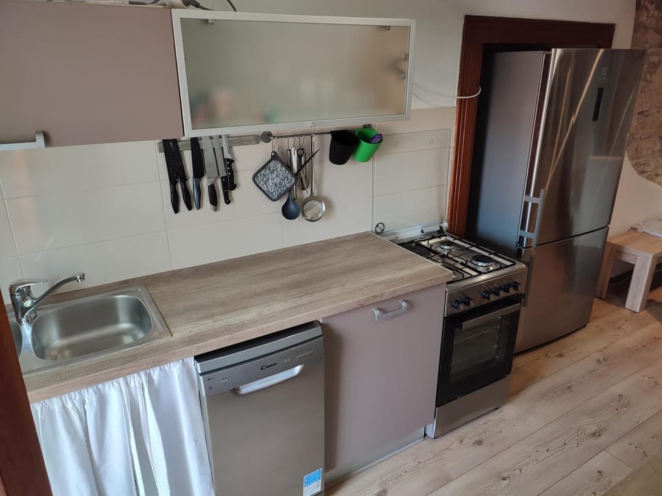 Kitchen or kitchenette, pet friendly, stove