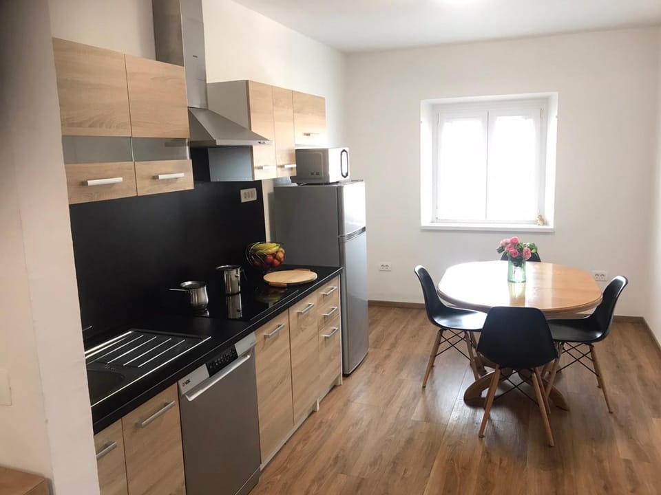 Kitchen or kitchenette, Dining area, minibar, oven, pet friendly, stove