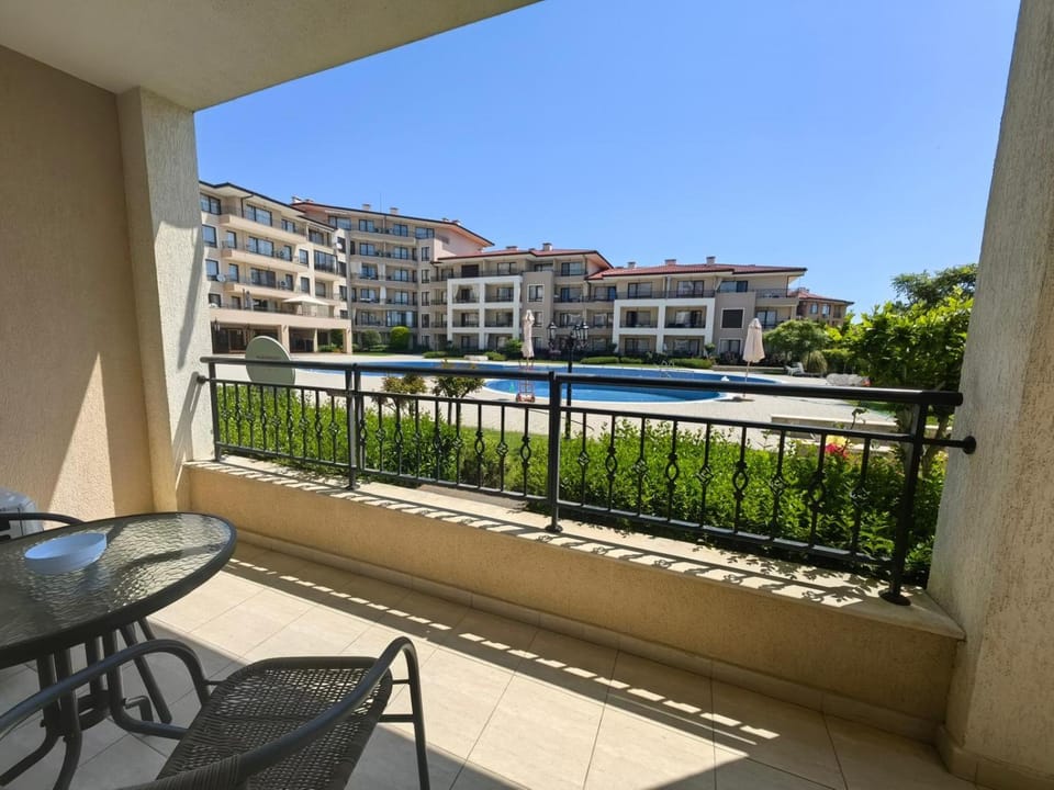 Property building, Balcony/Terrace, Swimming pool
