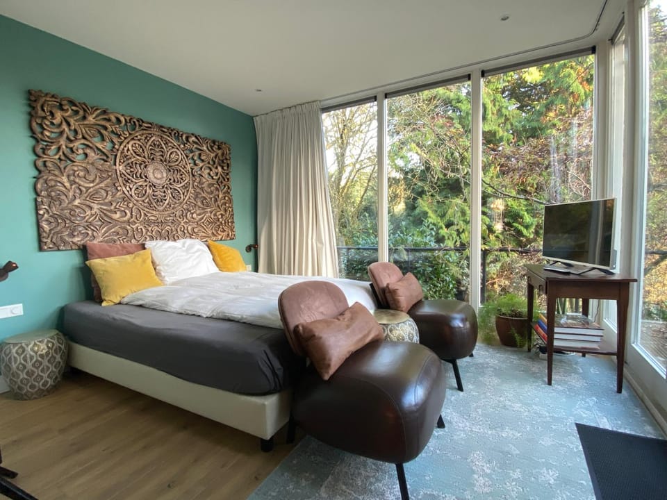 Bed, TV and multimedia, Photo of the whole room, Seating area, Bedroom