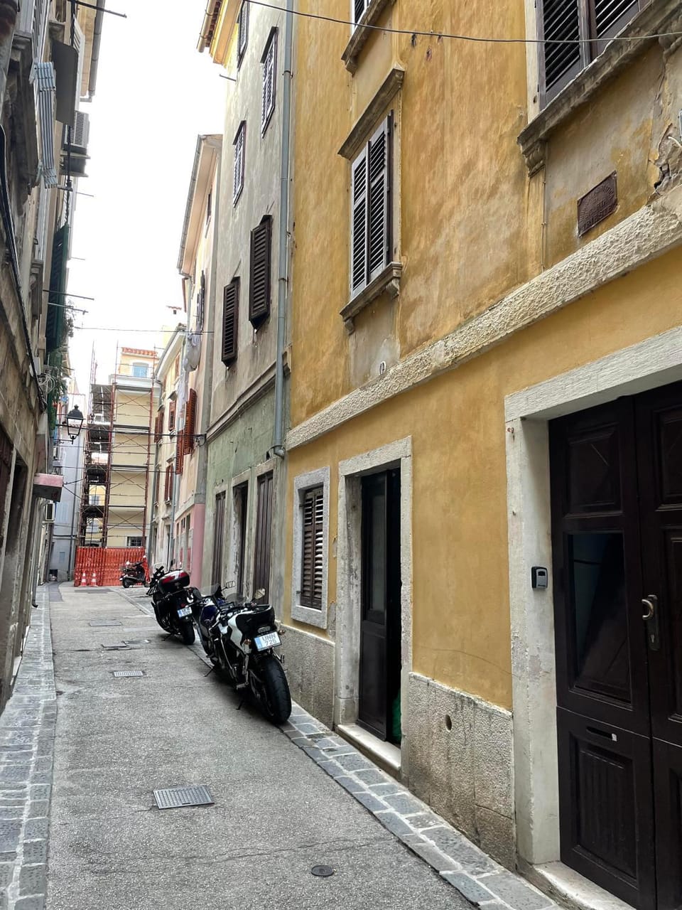 Neighbourhood, Location