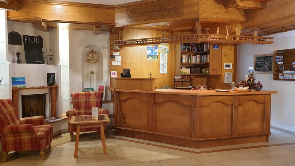Communal lounge/ TV room, Lobby or reception