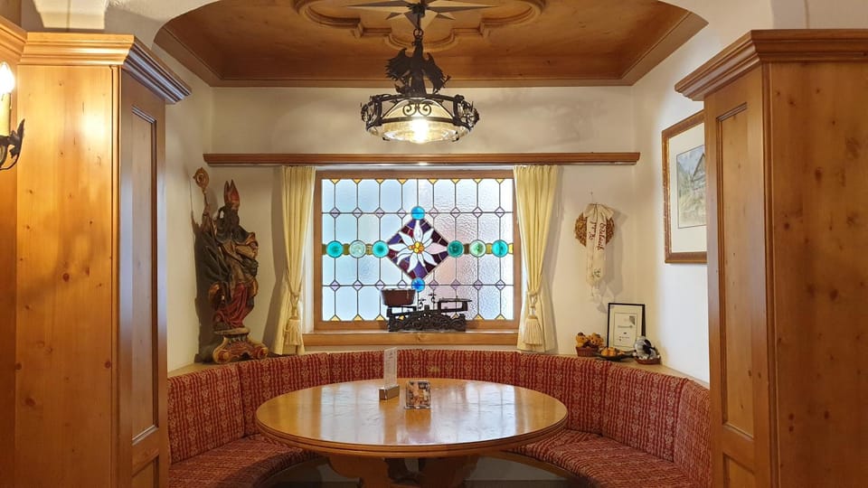 Communal lounge/ TV room, Lobby or reception, Seating area