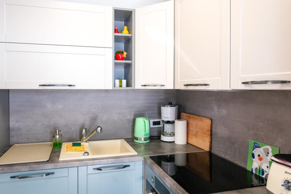 Coffee/tea facilities, stove, kitchen